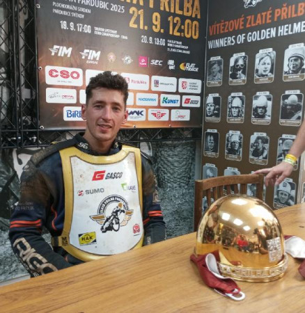 77. Zlatou přilbu vyhrál Dmitri Berge. Pátý skončil nejlepší Čech Adam Bednář